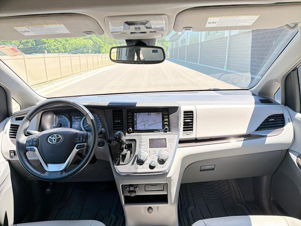 Thumbnail: 2018 Toyota Sienna - 2