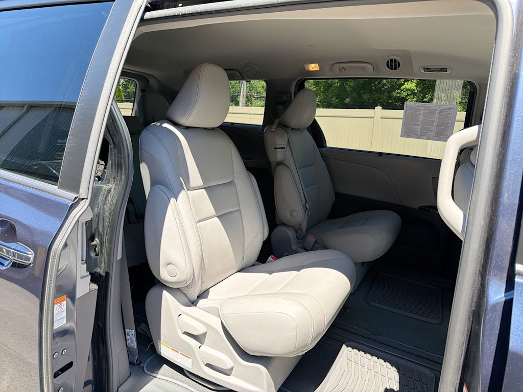 Thumbnail: 2018 Toyota Sienna - 31