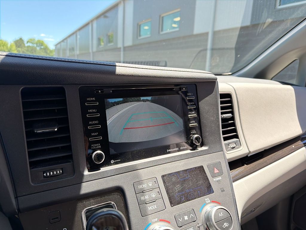 Thumbnail: 2018 Toyota Sienna - 36