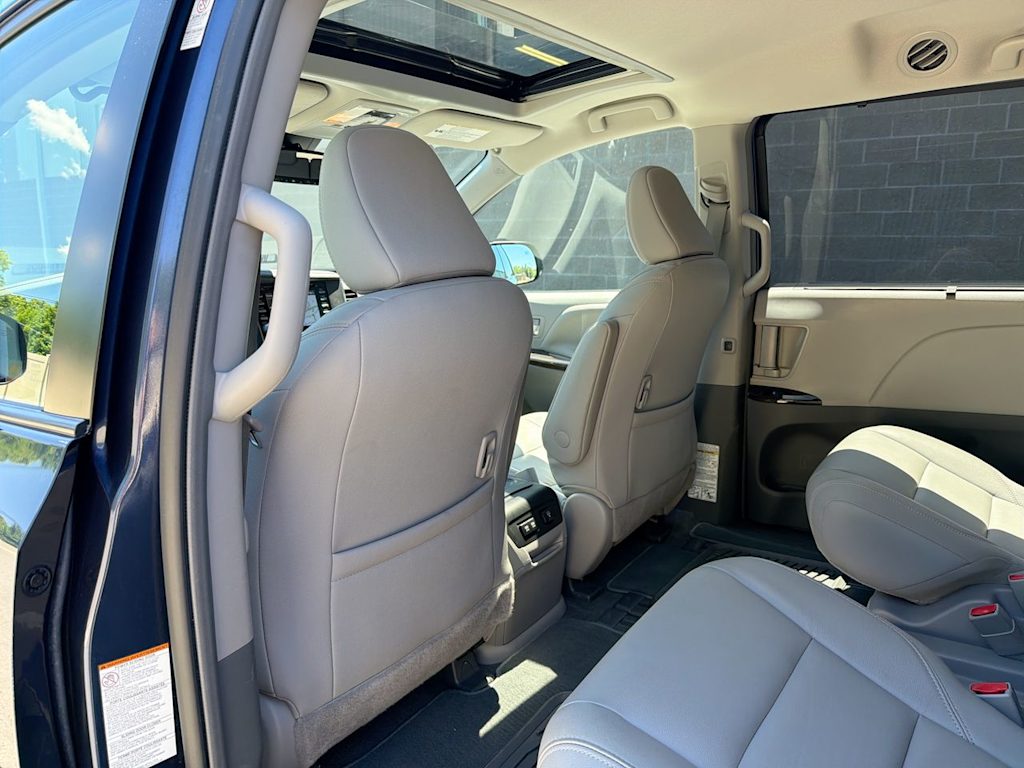 Thumbnail: 2018 Toyota Sienna - 12