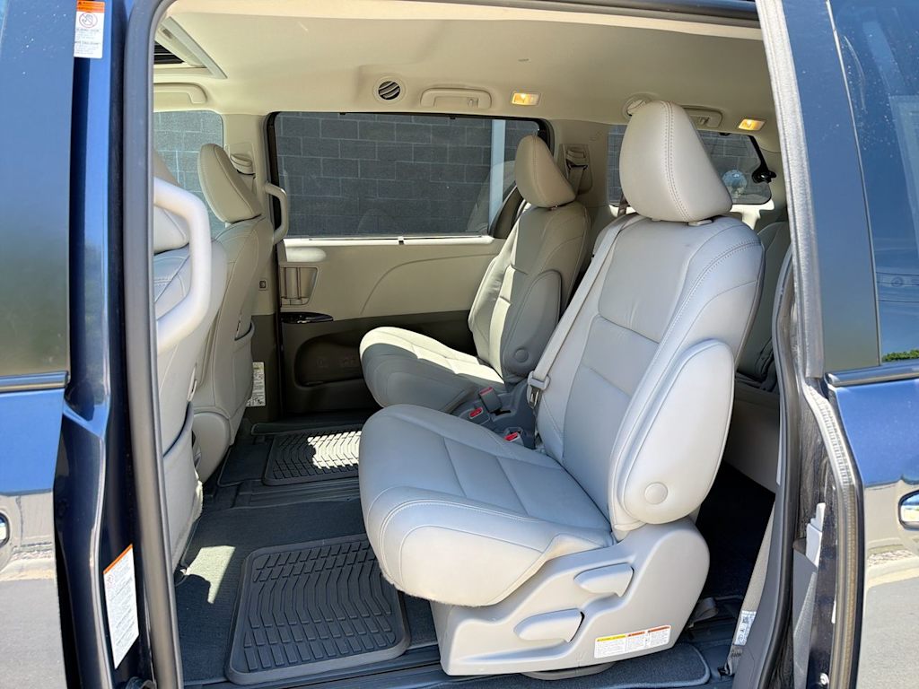 Thumbnail: 2018 Toyota Sienna - 30