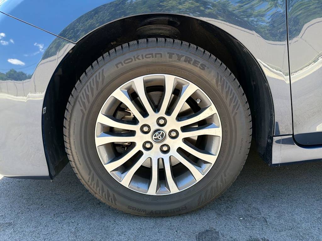 Thumbnail: 2018 Toyota Sienna - 8