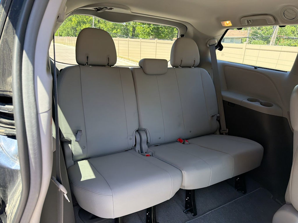 Thumbnail: 2018 Toyota Sienna - 32