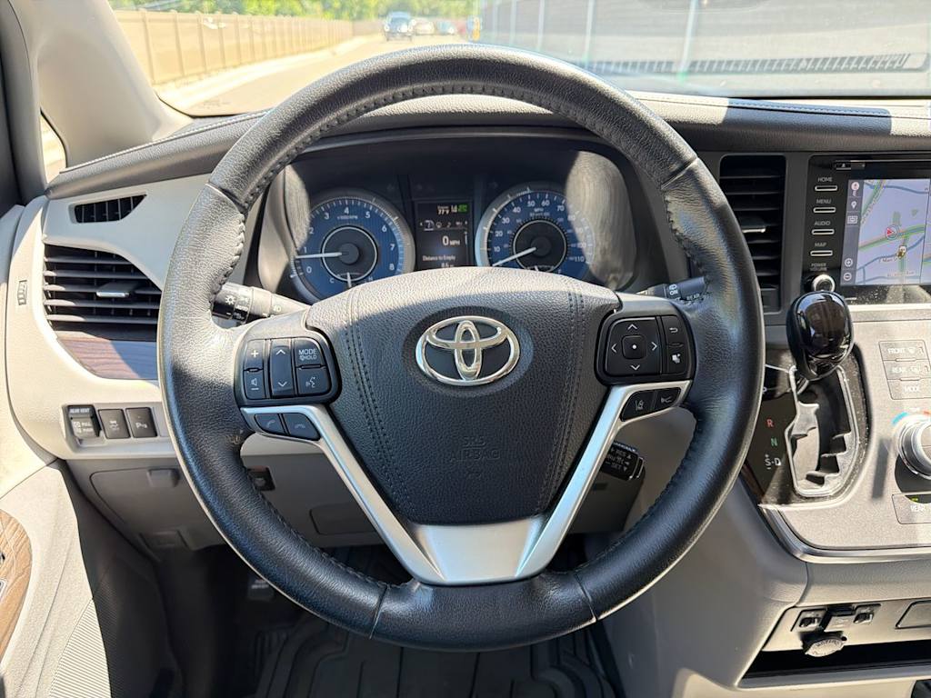 Thumbnail: 2018 Toyota Sienna - 9