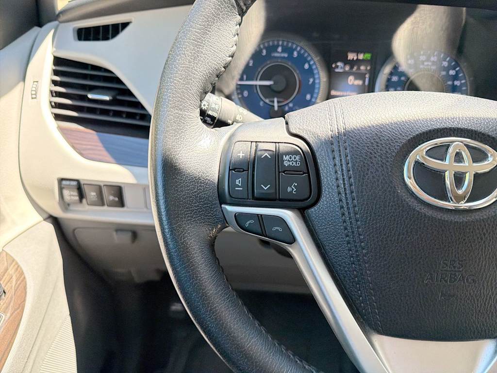 Thumbnail: 2018 Toyota Sienna - 33