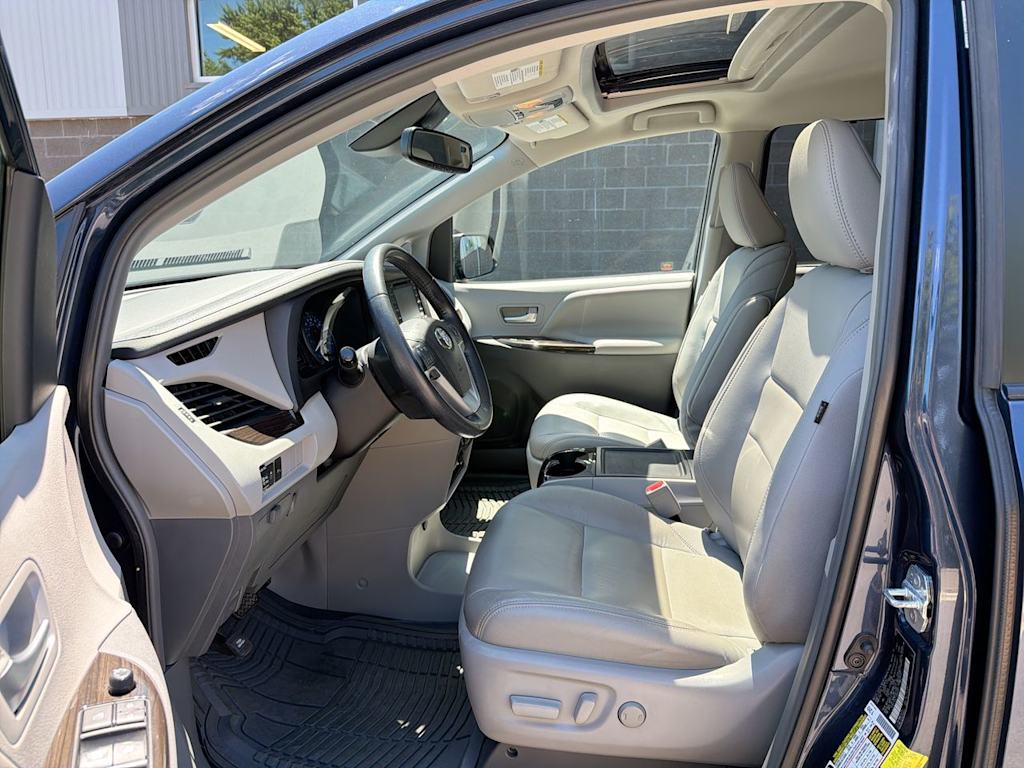 Thumbnail: 2018 Toyota Sienna - 10