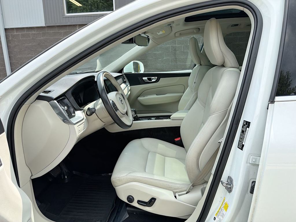 Thumbnail: 2019 Volvo XC60 - 10