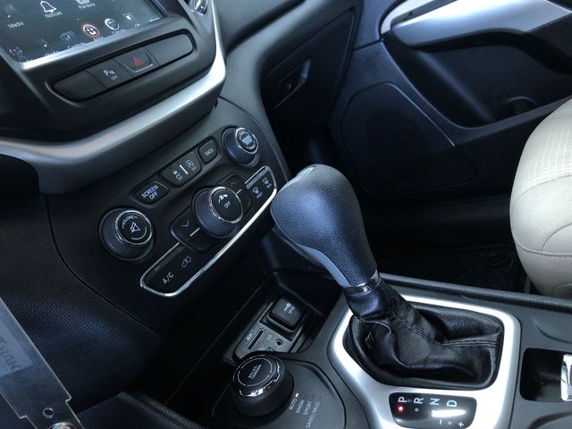 Thumbnail: 2017 Jeep Cherokee - 16