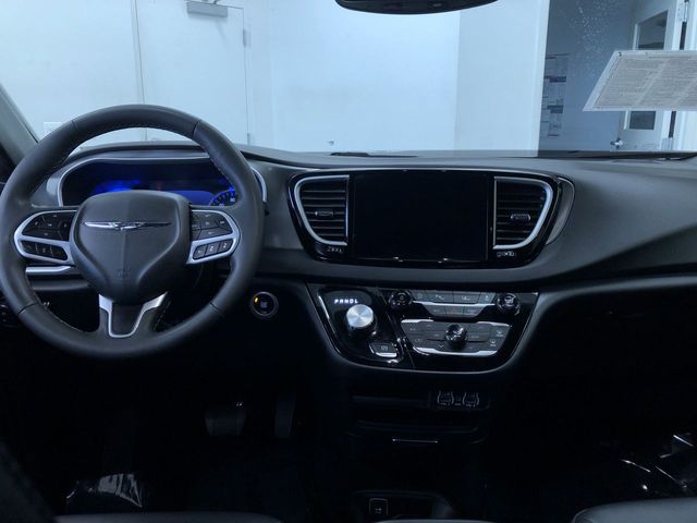 Thumbnail: 2025 Chrysler Pacifica - 8