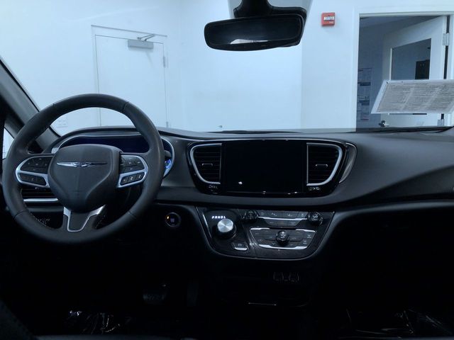 Thumbnail: 2025 Chrysler Pacifica - 8