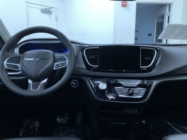 Thumbnail: 2025 Chrysler Pacifica - 9