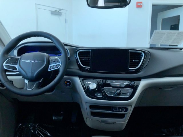 Thumbnail: 2024 Chrysler Pacifica - 8