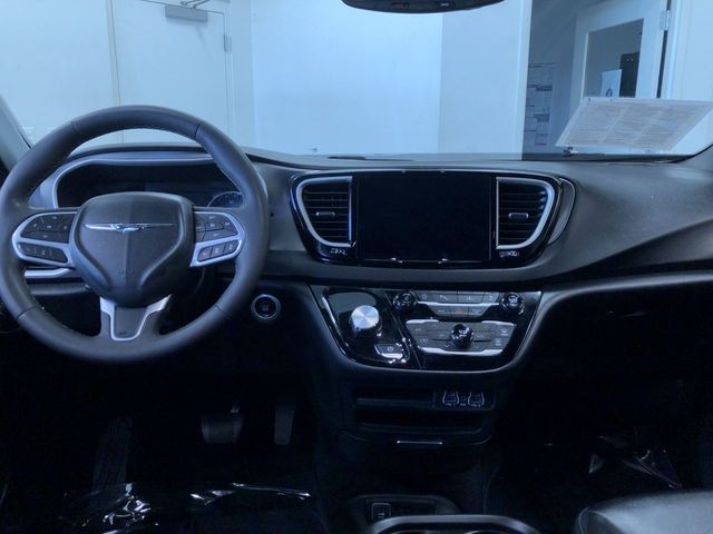 Thumbnail: 2025 Chrysler Pacifica - 8