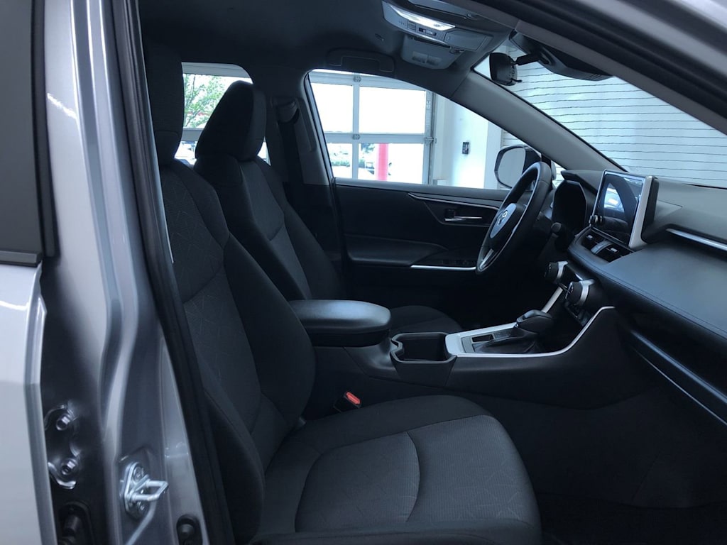 2024 Toyota RAV4 XLE 27