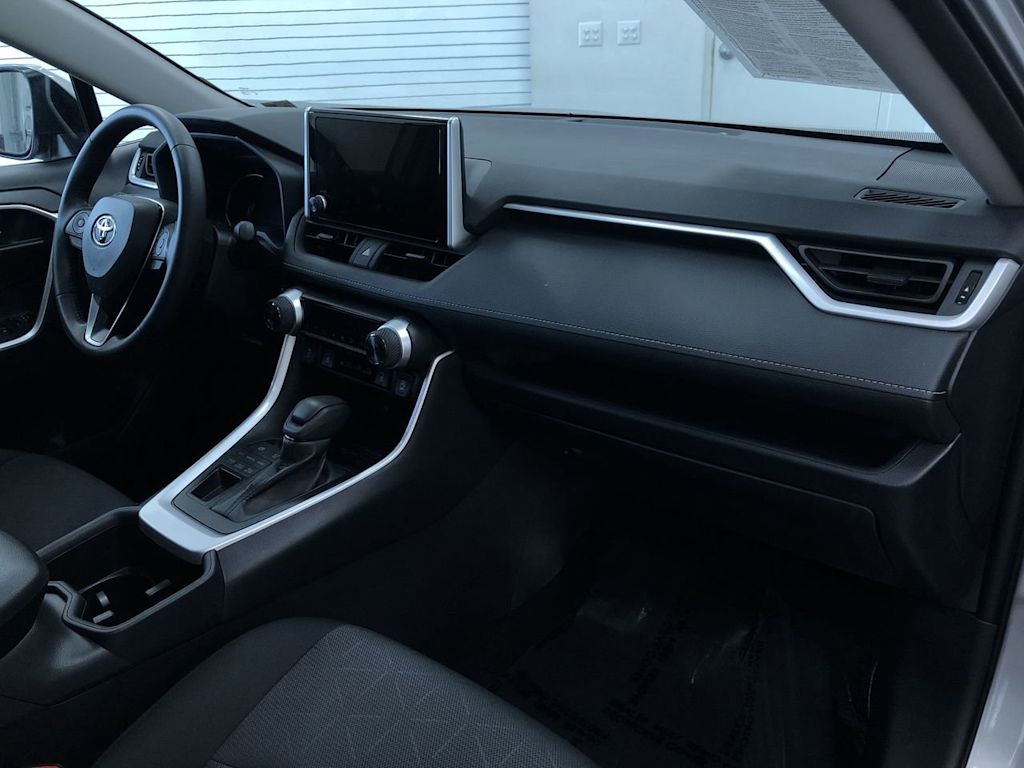 2024 Toyota RAV4 XLE 8