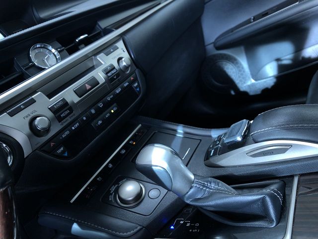 Thumbnail: 2018 Lexus ES - 33