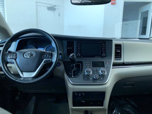Thumbnail: 2020 Toyota Sienna - 9