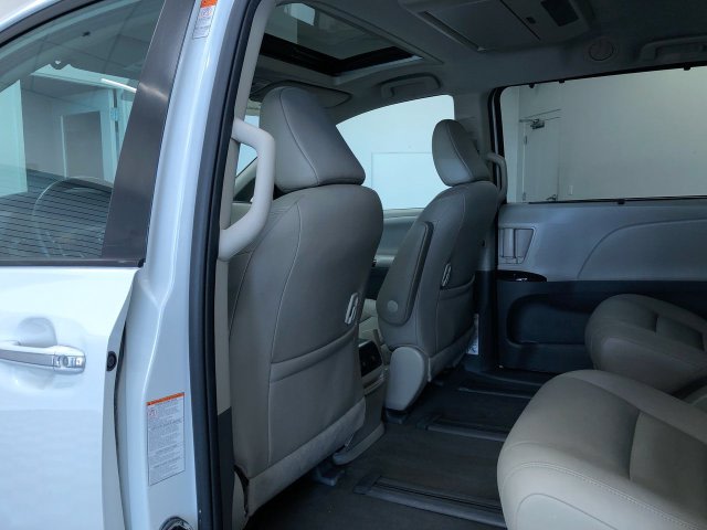 Thumbnail: 2020 Toyota Sienna - 12