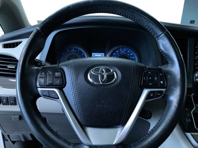 Thumbnail: 2020 Toyota Sienna - 14