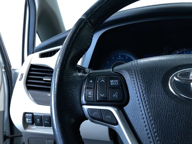Thumbnail: 2020 Toyota Sienna - 28