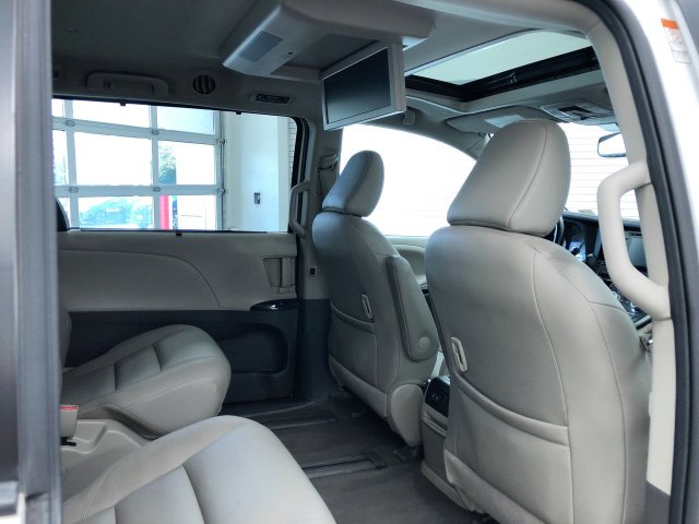 Thumbnail: 2020 Toyota Sienna - 27
