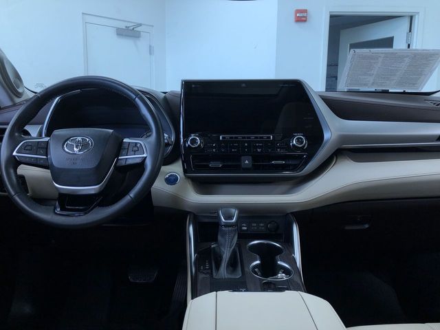 Thumbnail: 2022 Toyota Highlander - 2