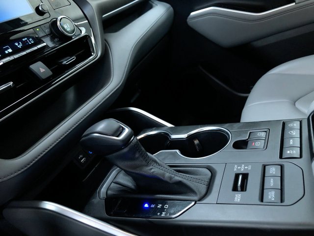 Thumbnail: 2022 Toyota Highlander - 16