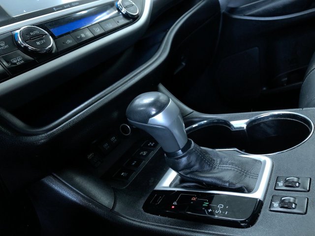 Thumbnail: 2018 Toyota Highlander - 16