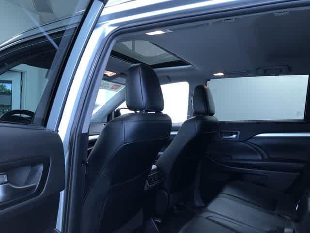 Thumbnail: 2019 Toyota Highlander - 12