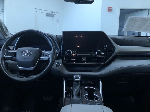 Thumbnail: 2023 Toyota Highlander - 9