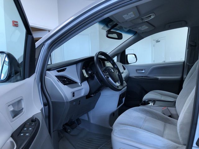 Thumbnail: 2016 Toyota Sienna - 10