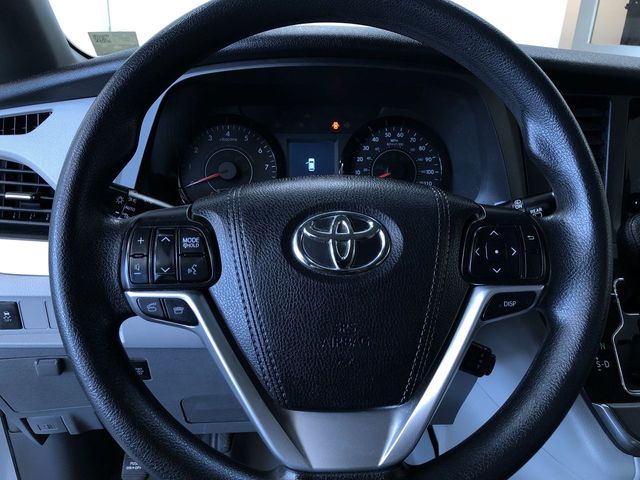 Thumbnail: 2016 Toyota Sienna - 13
