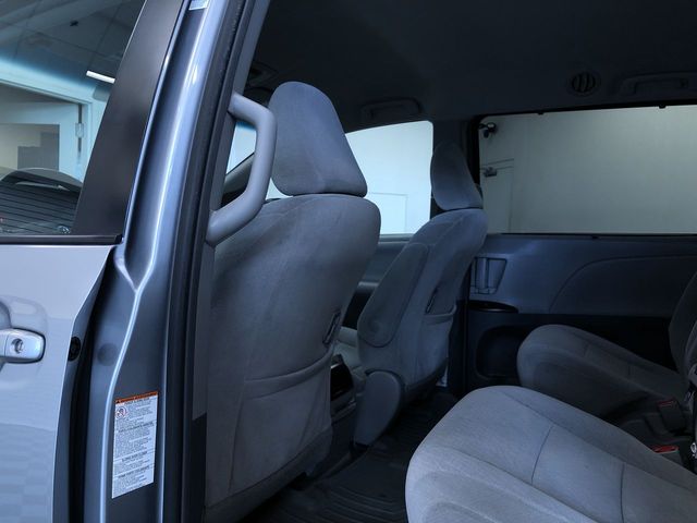 Thumbnail: 2016 Toyota Sienna - 12
