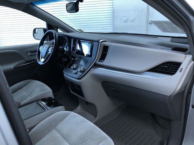 Thumbnail: 2016 Toyota Sienna - 9