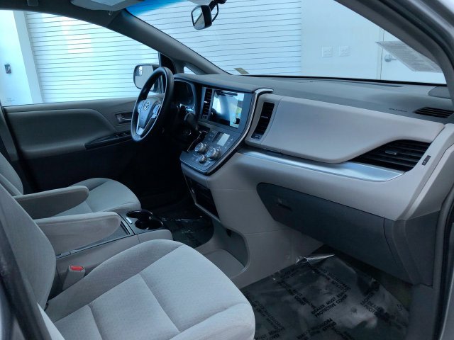 Thumbnail: 2015 Toyota Sienna - 8