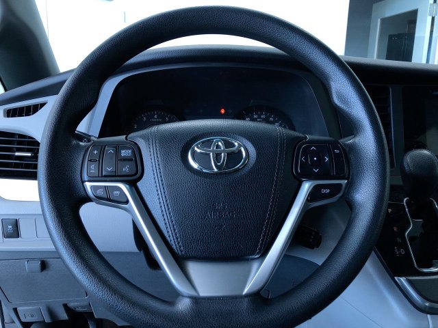 Thumbnail: 2015 Toyota Sienna - 12