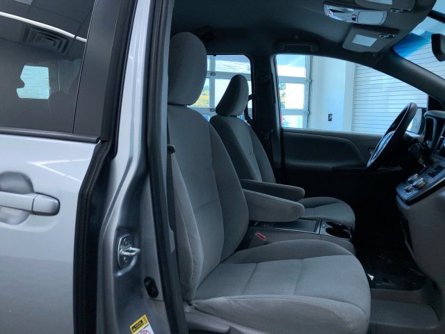 Thumbnail: 2015 Toyota Sienna - 29