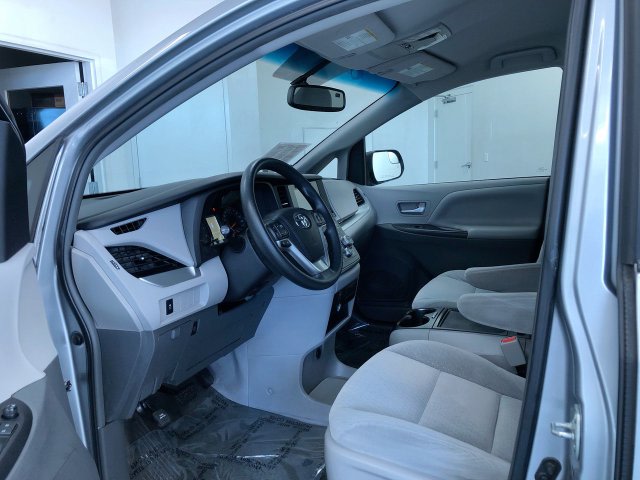 Thumbnail: 2015 Toyota Sienna - 9