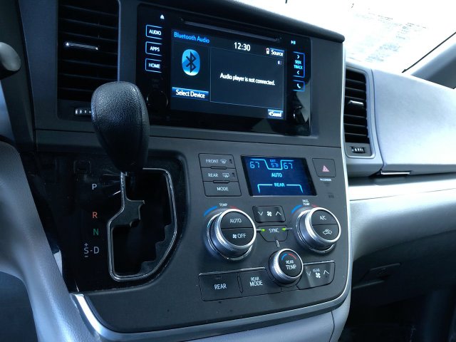 Thumbnail: 2015 Toyota Sienna - 33