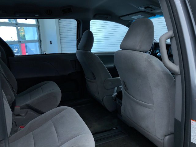 Thumbnail: 2015 Toyota Sienna - 28