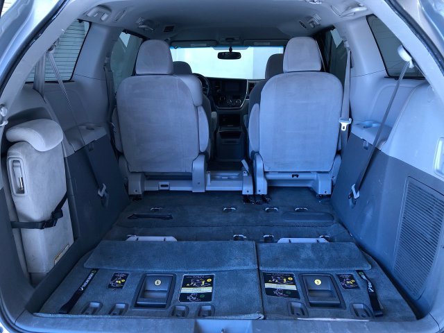 Thumbnail: 2015 Toyota Sienna - 35