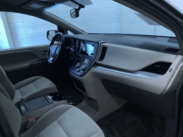 Thumbnail: 2015 Toyota Sienna - 9