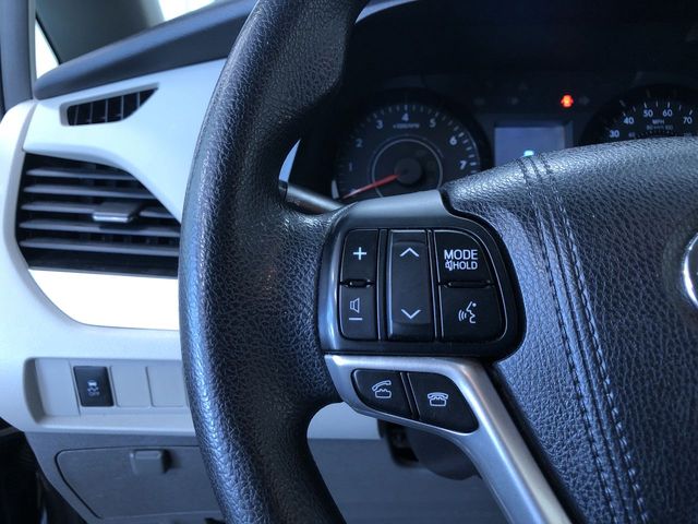 Thumbnail: 2015 Toyota Sienna - 31