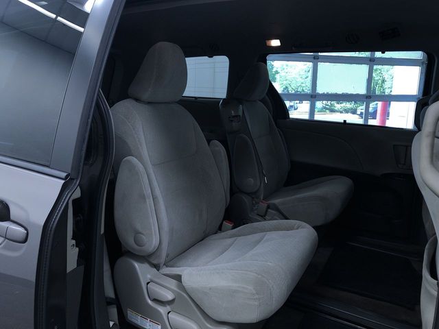 Thumbnail: 2015 Toyota Sienna - 28