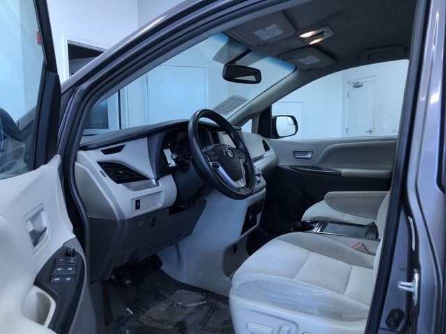 Thumbnail: 2015 Toyota Sienna - 10