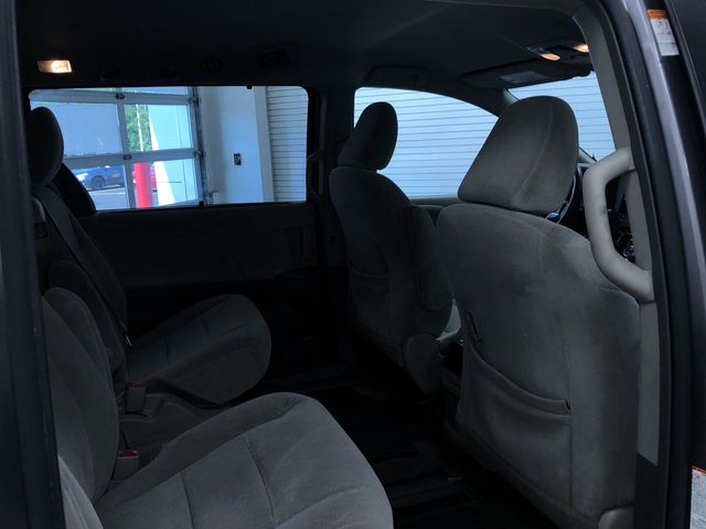 Thumbnail: 2015 Toyota Sienna - 29