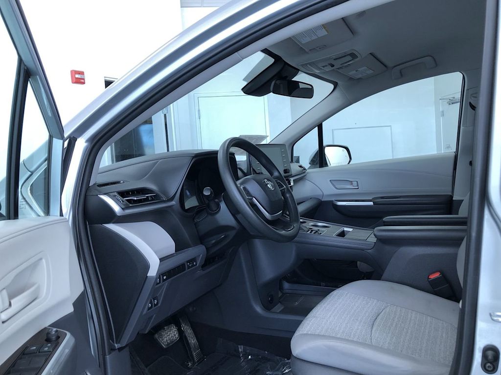 2021 Toyota Sienna LE 2