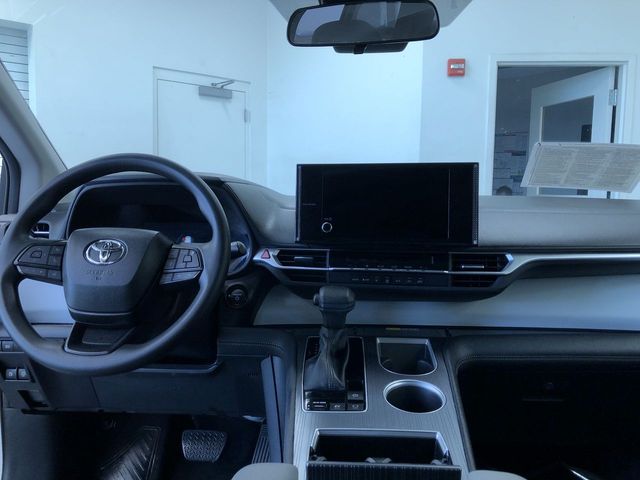 Thumbnail: 2025 Toyota Sienna - 8