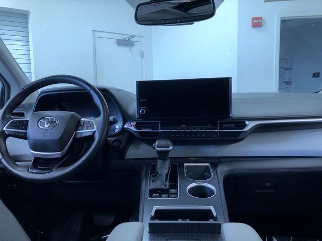 Thumbnail: 2025 Toyota Sienna - 2