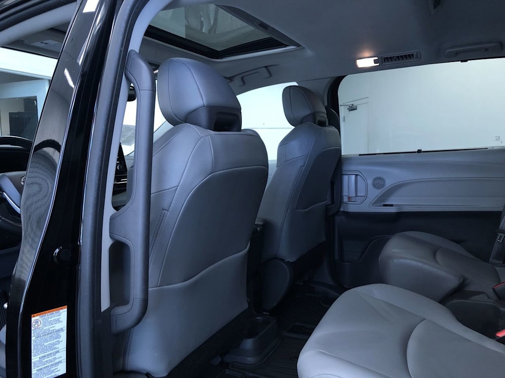 Thumbnail: 2021 Toyota Sienna - 12